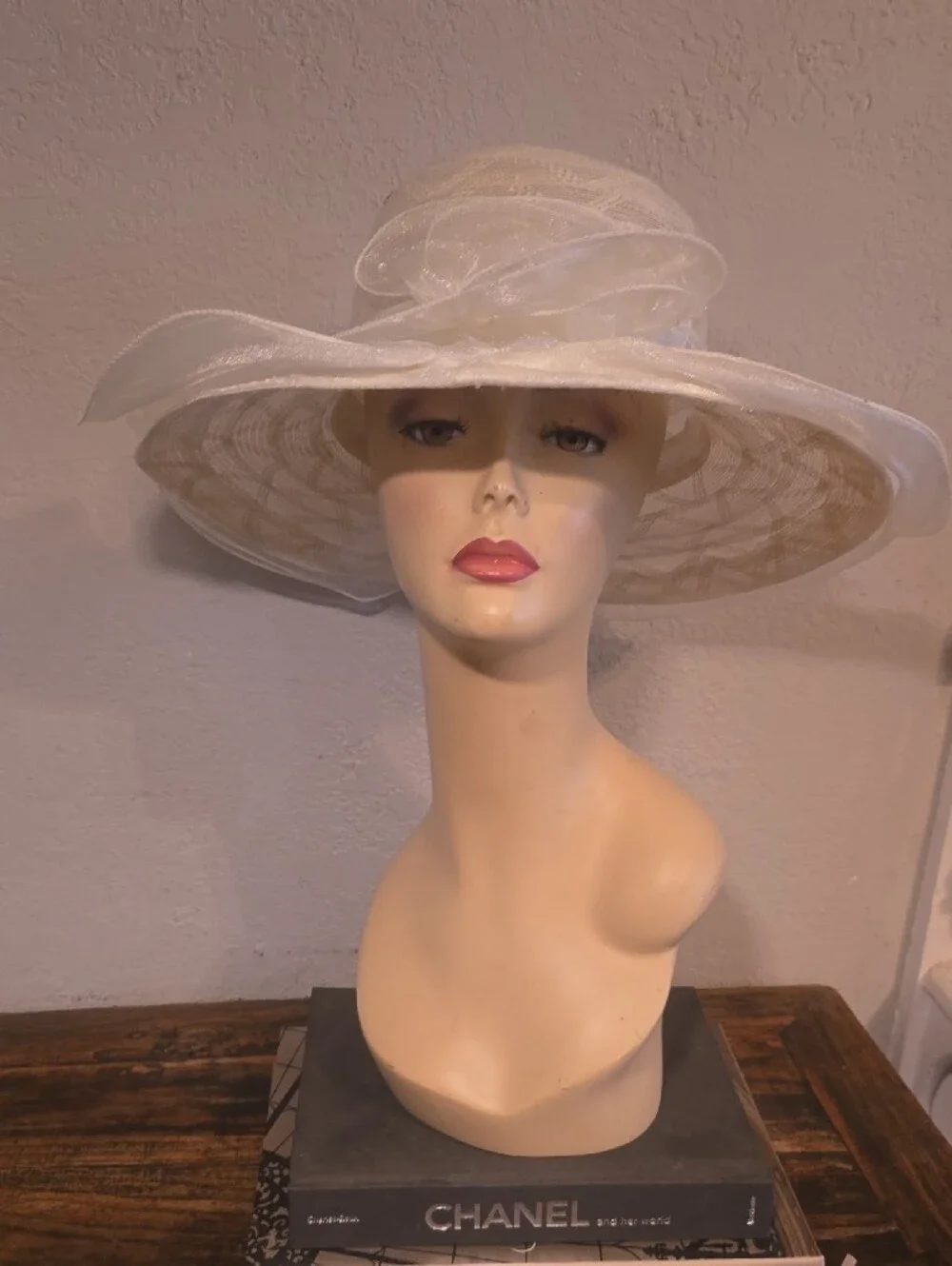 VElegant White Wide-Brim Dress Hat with Decorative Bow VINTAGE